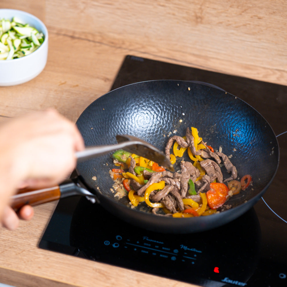 Le Shirane Wok Japonais en acier au carbone avec couvercle en bois et manche long Image