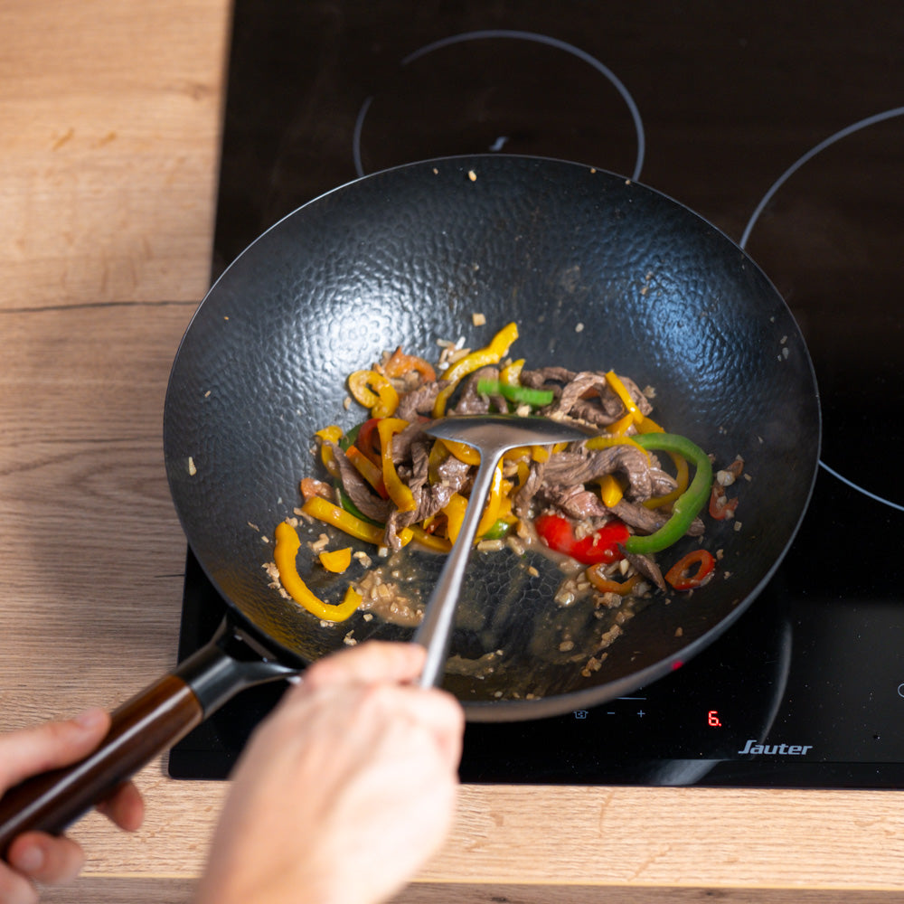 Le Shirane Wok Japonais en acier au carbone avec couvercle en bois et manche long Image