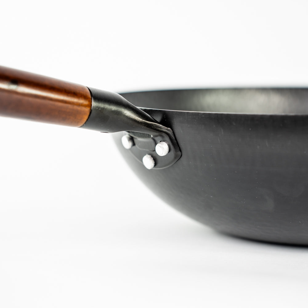 Le Shirane Wok Japonais en acier au carbone avec couvercle en bois et manche long