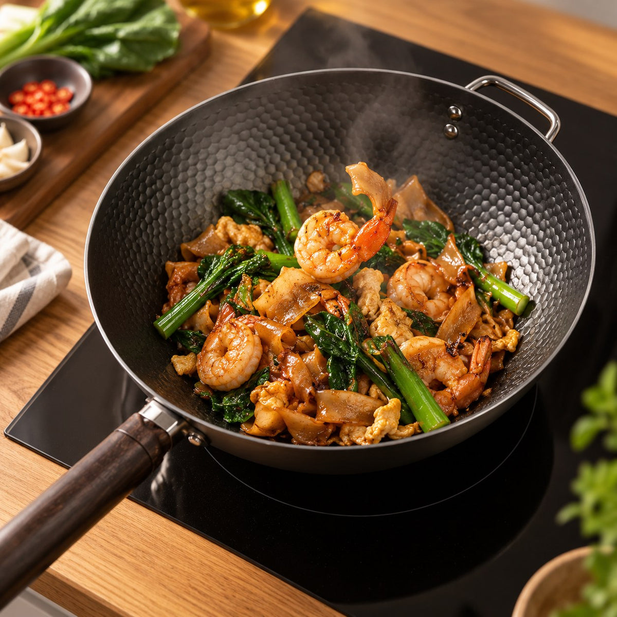 Le wok antiadhésif en cuisson Image