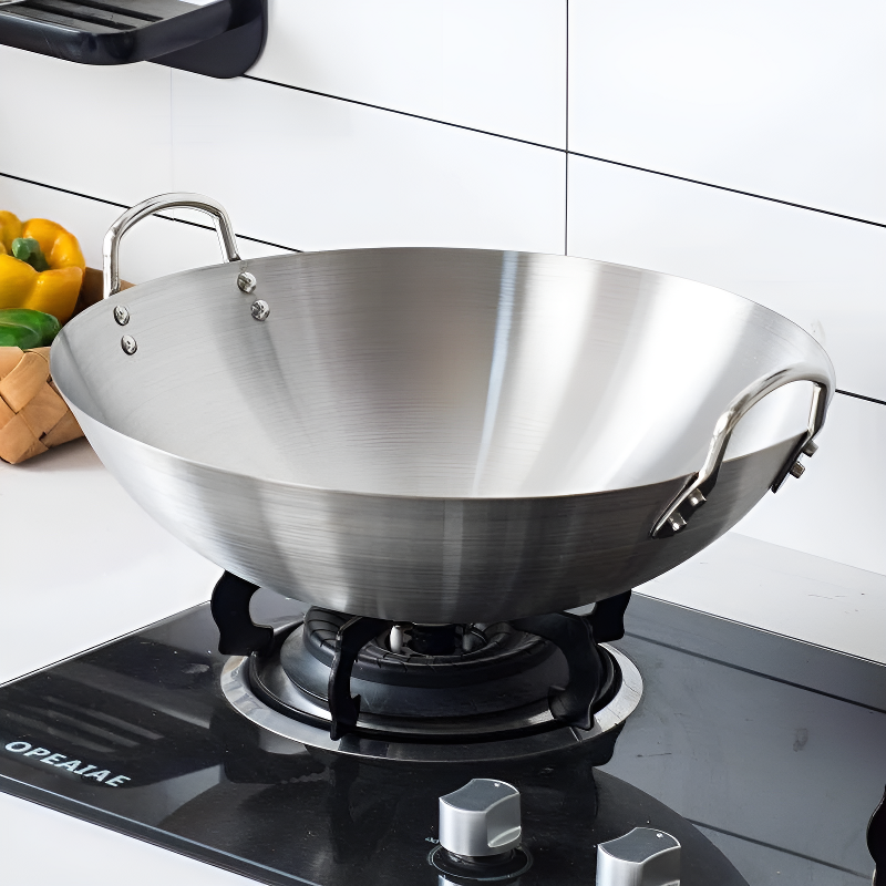 Le Yari Wok Incurvé 40 cm en acier inoxydable avec couvercle et deux anses métalliques