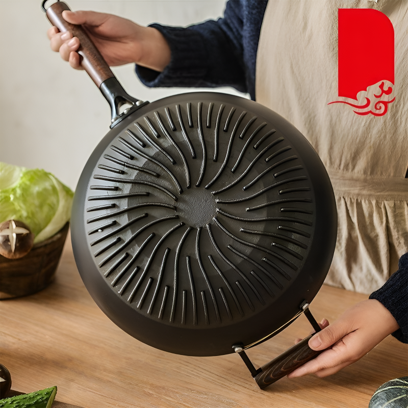 Le Rausu Wok en Fonte avec couvercle en bois et manche en bois