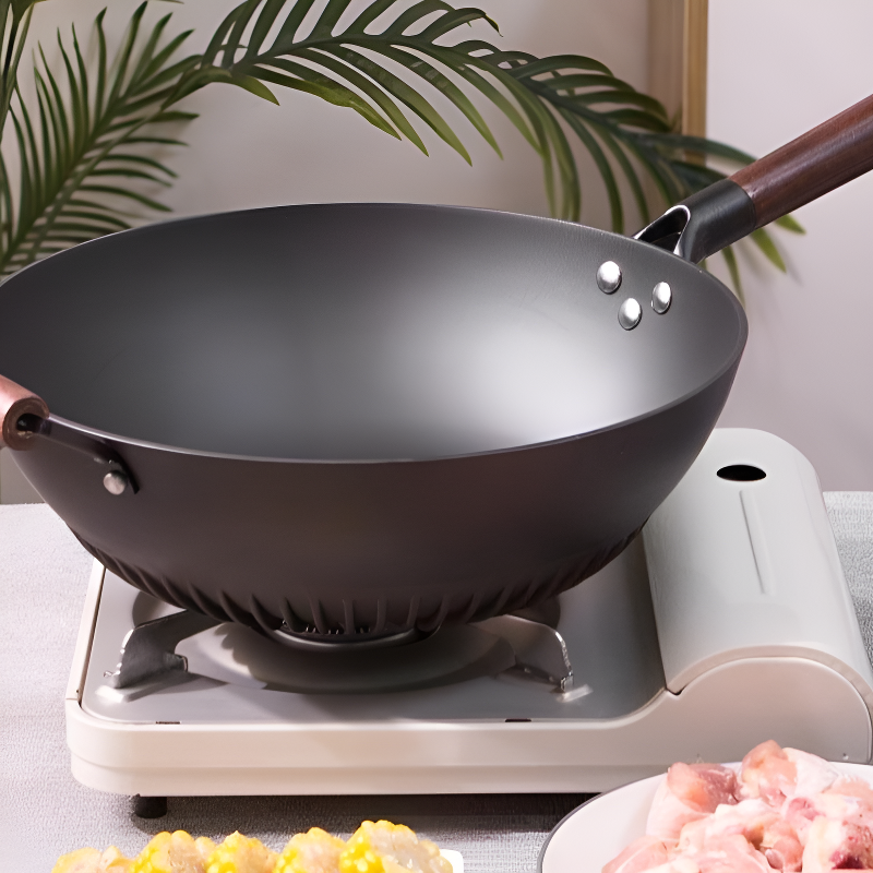 Le Rausu Wok en Fonte avec couvercle en bois et manche en bois