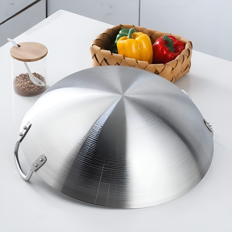 Le Yari Wok Incurvé 40 cm en acier inoxydable avec couvercle et deux anses métalliques