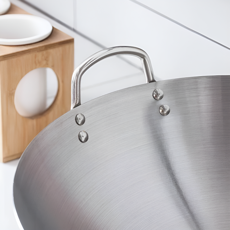 Le Yari Wok Incurvé 40 cm en acier inoxydable avec couvercle et deux anses métalliques