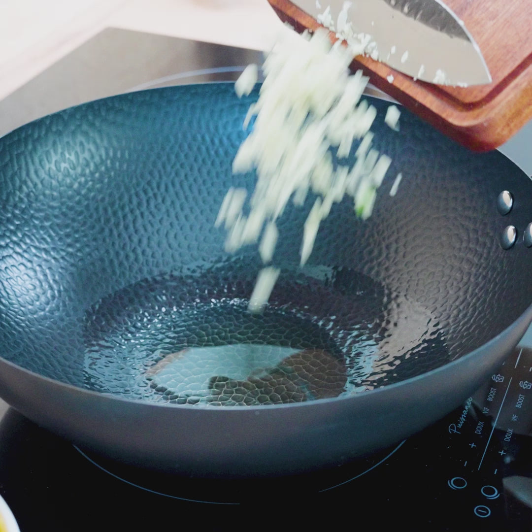 Le Shirane Wok Japonais en acier au carbone avec couvercle en bois et manche long